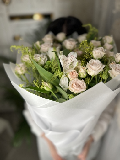 Picture of white roses 