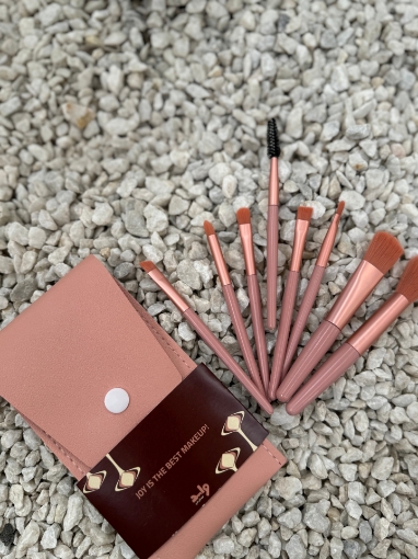 Picture of Makeup brushes giveaways 