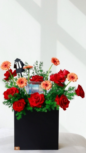 Picture of Flowers bouquet with money box