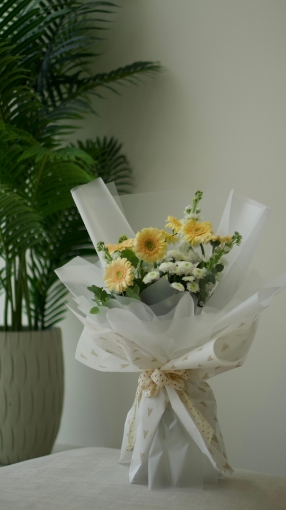 Picture of Yellow hand bouquet 